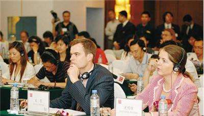 日語(yǔ)同聲翻譯一天要多少錢?翻譯團(tuán)隊(duì)要幾個(gè)人?